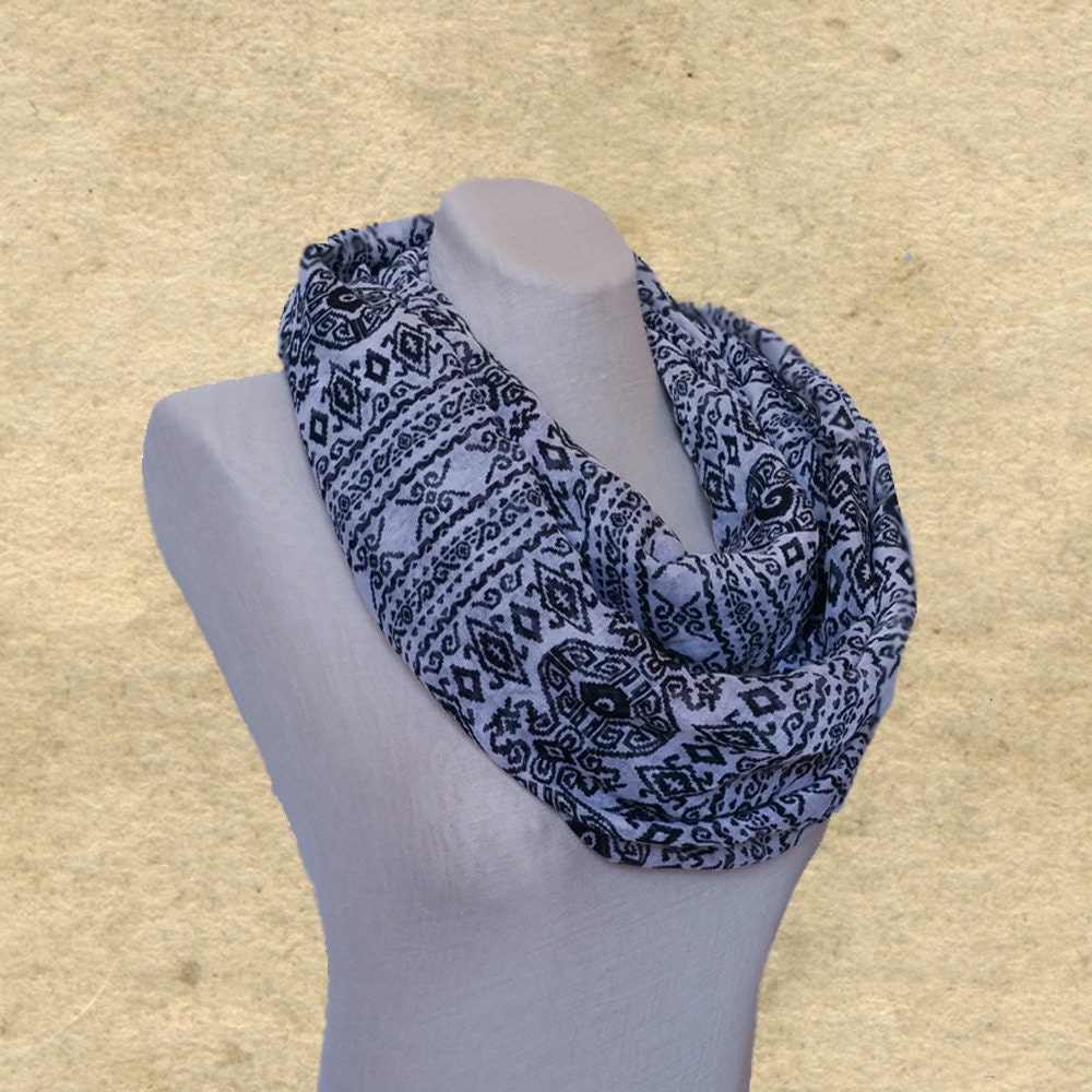 Endlosschal in Schwarz Und Weiß Leichter Boho Loop-Schal von SantiniStudio