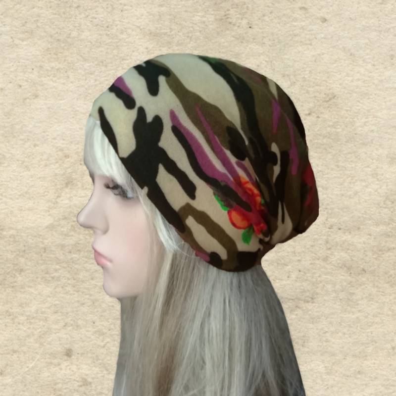 Frauen Camo Slouchy Beanie Floral Camouflage Polyester Hut von SantiniStudio