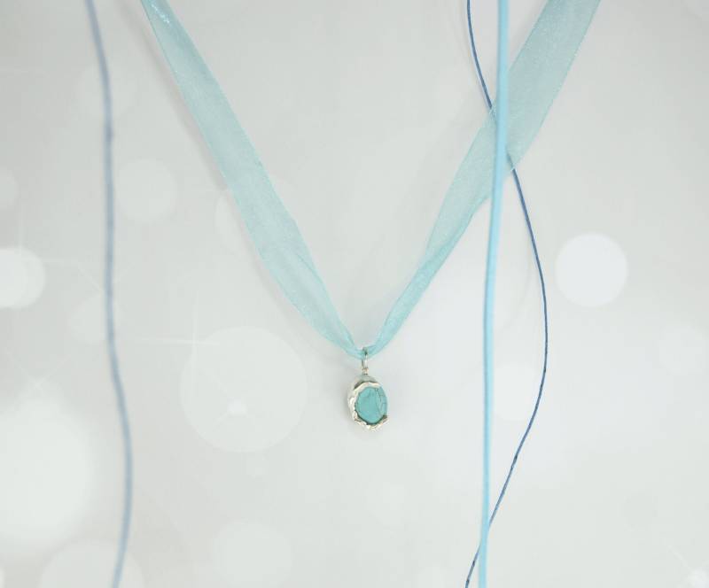 Geschmolzener Türkisfarbener Anhänger. Kurzer Anhänger in Silber. Blaues Türkisfarbenes Design. Blauer Prächtiges Detail Elegantes Design Geschmolzener Türkisfarbener Anhänger. Kurzer Anhänger in Silber. Blaues Türkisfarbenes Design. Blauer Prächtiges Detail Elegantes Design von SantosLaraArteyJoyas