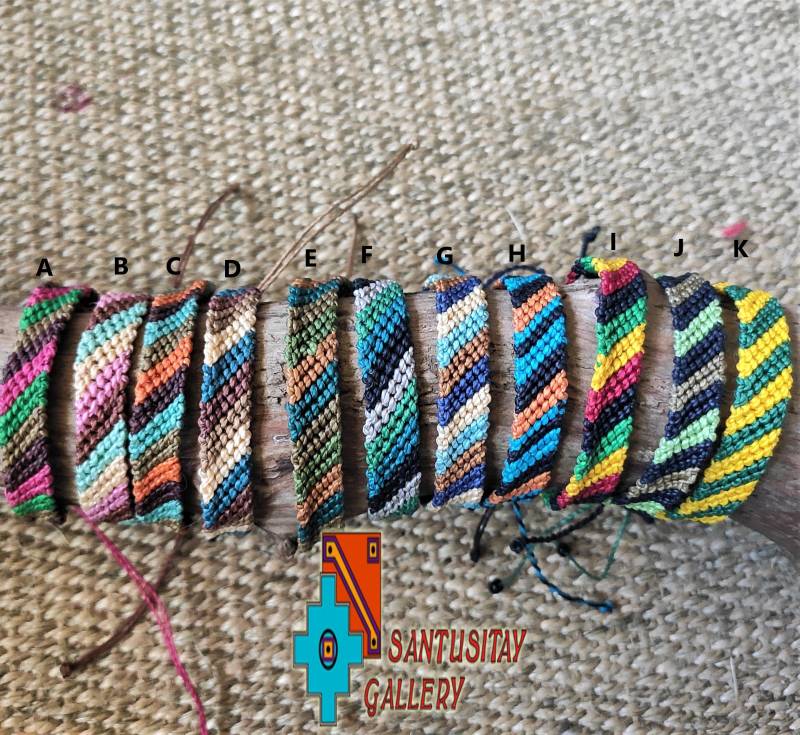 Makramee Armband Freundschaftsarmband Baumwolle Gewachst Kordel Twist Handarmband Streifen Bunt Hippi Boho Rasta Gewebt Herren Damen Kinder Rasta von Santusitay