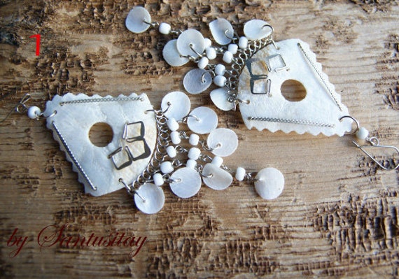 Natürliche Ohrringe Poliert Treibholz Handgemacht Perlen Naturschmuck Weiß Schwarz Folk Boho Hippi Romantisch von Santusitay