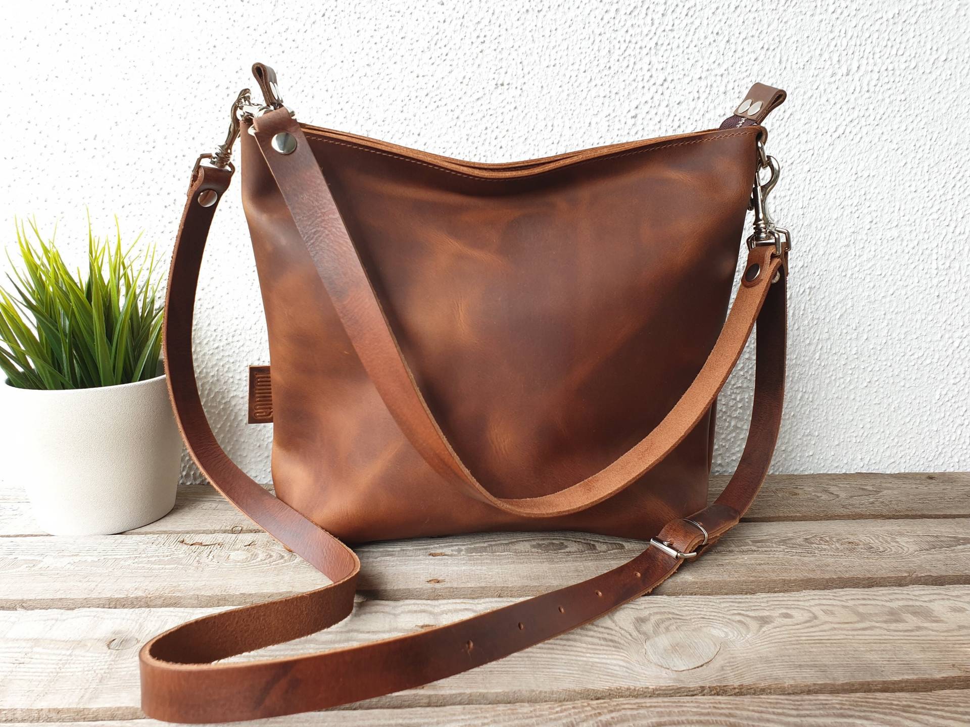 Damen Ledertasche Braun, Handtasche, Mittlere Größe, 32 cm Breit 28 Hoch, Schulter - Und Crossbodygurt, Handgefertigt in Deutschland von SanumiLeatherGoods