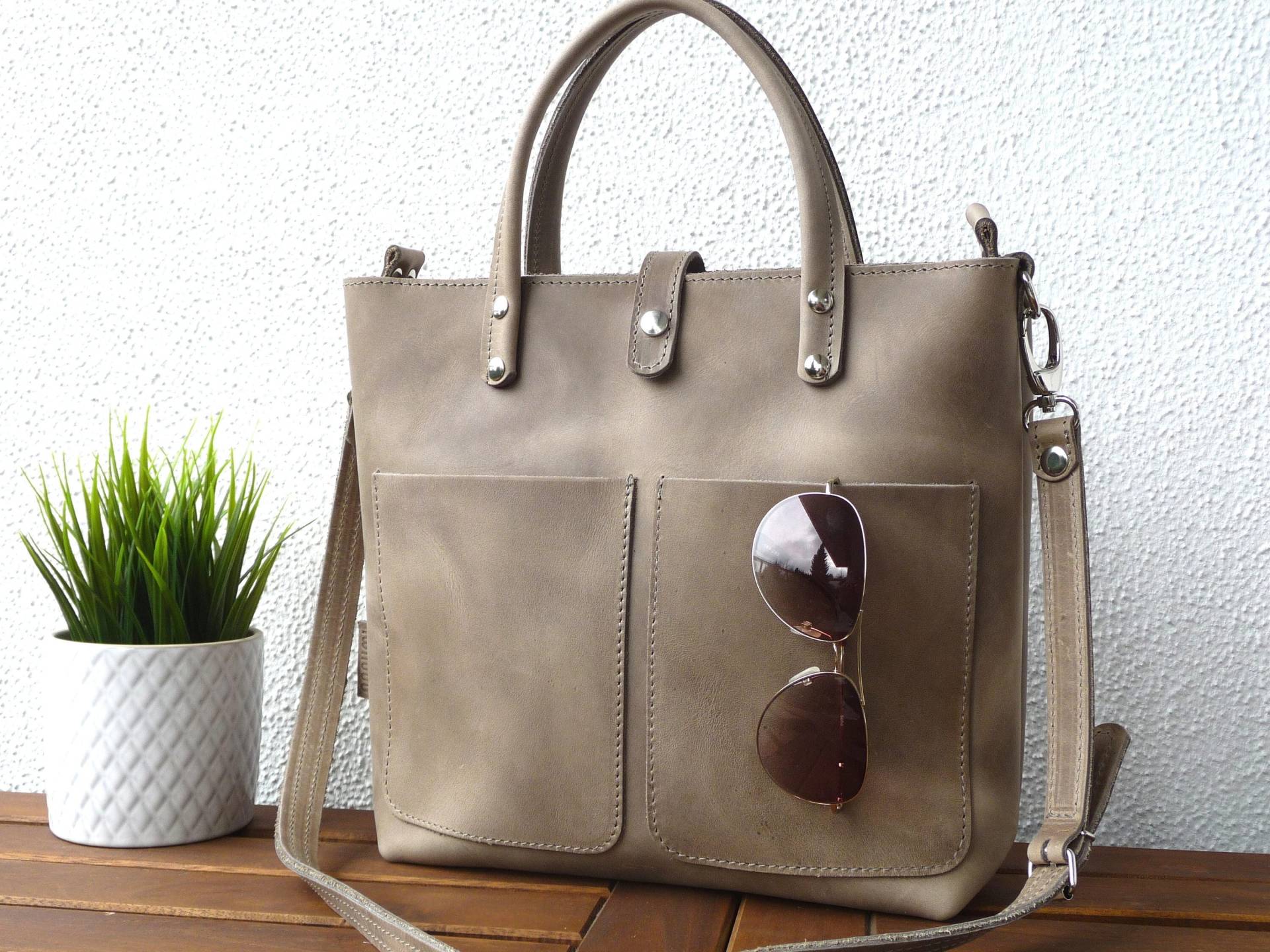 Graue Ledertasche Crossbody, Leder Handtasche Damen Grau, Kleine Tote Bag Reißverschluß, Innentasche, Langer Crossbody Gurt von SanumiLeatherGoods