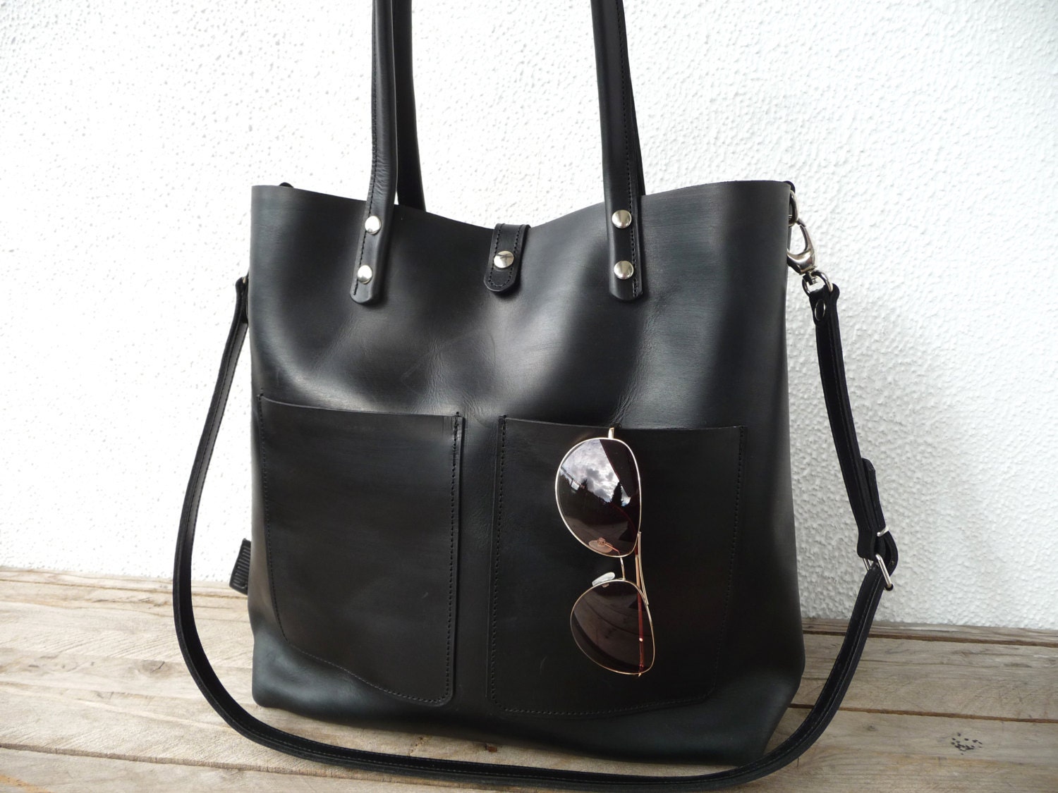 Große Schwarze Ledertasche Damen, Stabile Schultertasche Für Laptops Bis 13", Leder Tragetasche, Handtasche, Enie Frontpocket - Schwarz von SanumiLeatherGoods