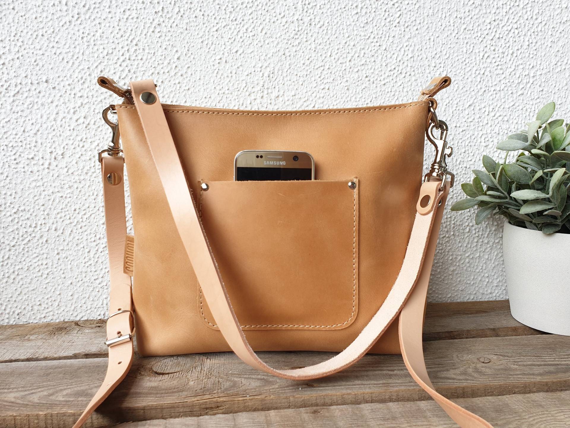 Kleine Leder Crossbody Tasche Damen, Umhängetasche, Camel Braun, 28 cm X 23 10 cm, Mit Reißverschluss, 2 Tragegurte Wählbar von SanumiLeatherGoods