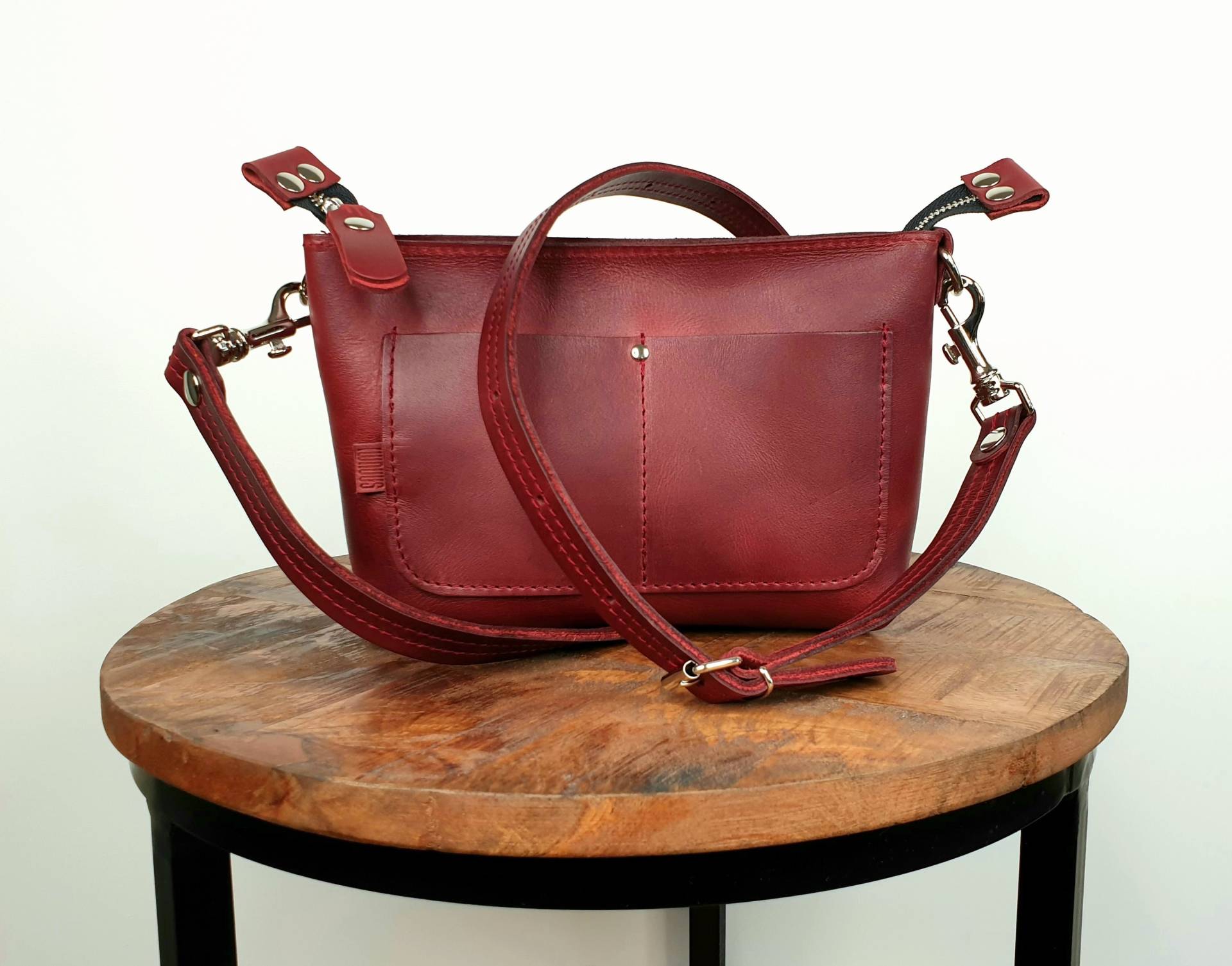 Kleine Leder Umhängetasche Rot Für Damen, Crossbody Tasche, Langer Umhängegurt, Hochwertiges Standiges Leder von SanumiLeatherGoods