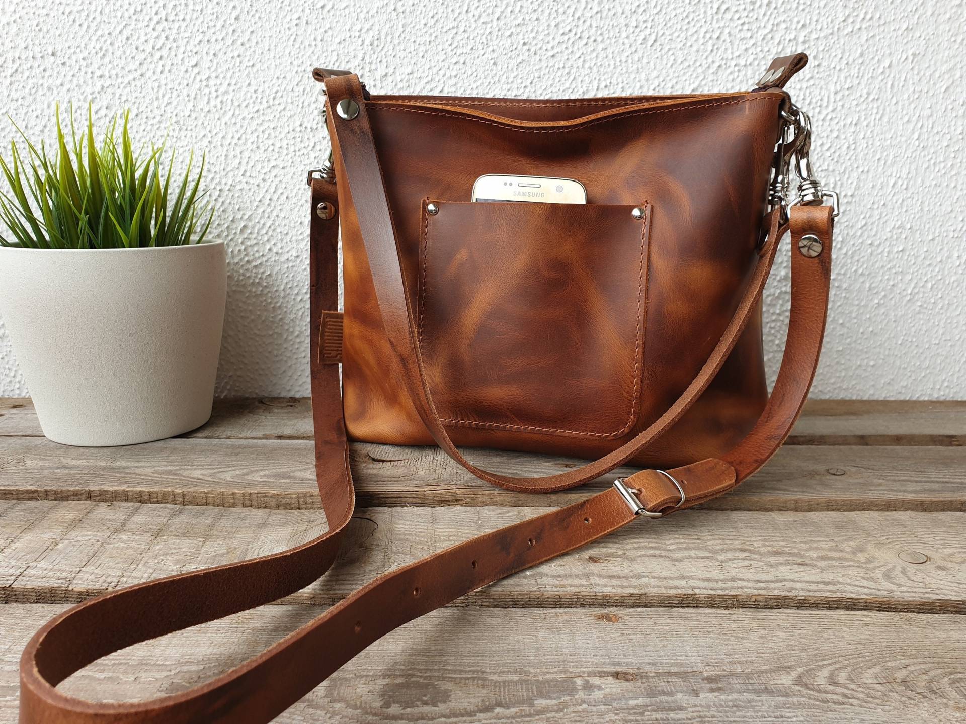 Leder Crossbodytasche Cognac Braun Mit Reißverschluss Für Damen, 2 Tragegurte Wählbar, Kleine Umhängetasche, 28 cm X 23 10 cm von SanumiLeatherGoods