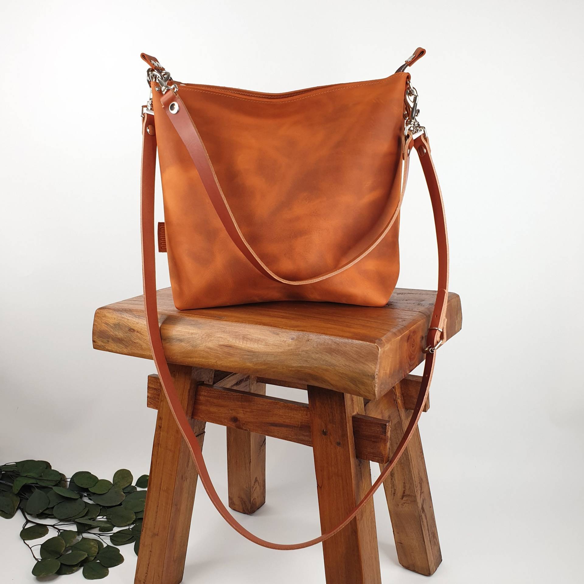 Ledertasche Damen Cognac Braun 32 cm Breit 28 Hoch, 2 Gurte, Als Schultertasche Oder Umhängetasche Tragbar, Handgefertigt in Deutschland von SanumiLeatherGoods