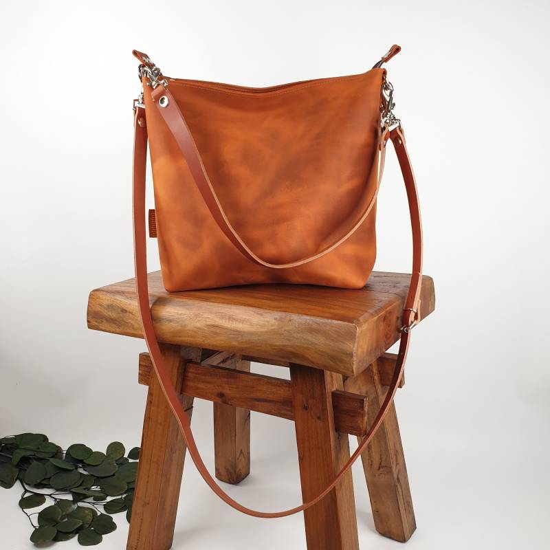 Ledertasche Damen Cognac Braun 32 cm Breit 28 Hoch, 2 Gurte, Als Schultertasche Oder Umhängetasche Tragbar, Handgefertigt in Deutschland von SanumiLeatherGoods