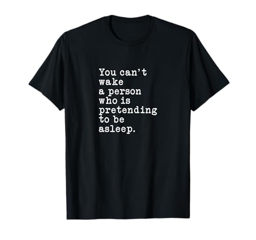 Man kann niemanden wecken der vorgibt zu schlafen T-Shirt von Sapere Aude Philosophy and Awaken Wisdoms