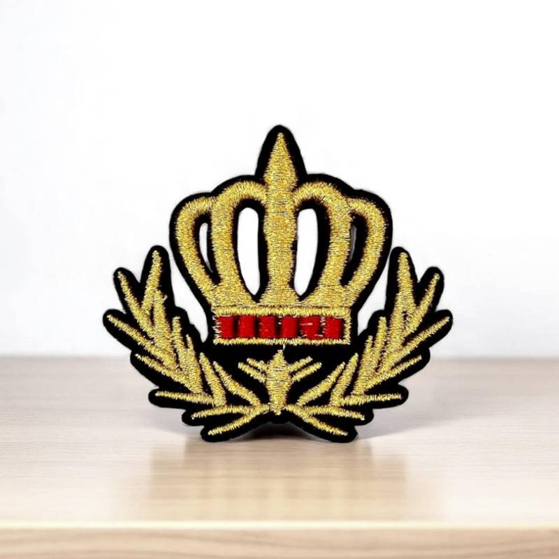 Besticktes Krone & Lorbeer Patch - Goldenes Nügelabzeichen 8 cm Für Jacke, Cap Oder Blazer Besticktes Krone & Lorbeer Patch - Goldenes Nügelabzeichen 8 cm Für Jacke, Cap Oder Blazer von SaperlipopetteByLena