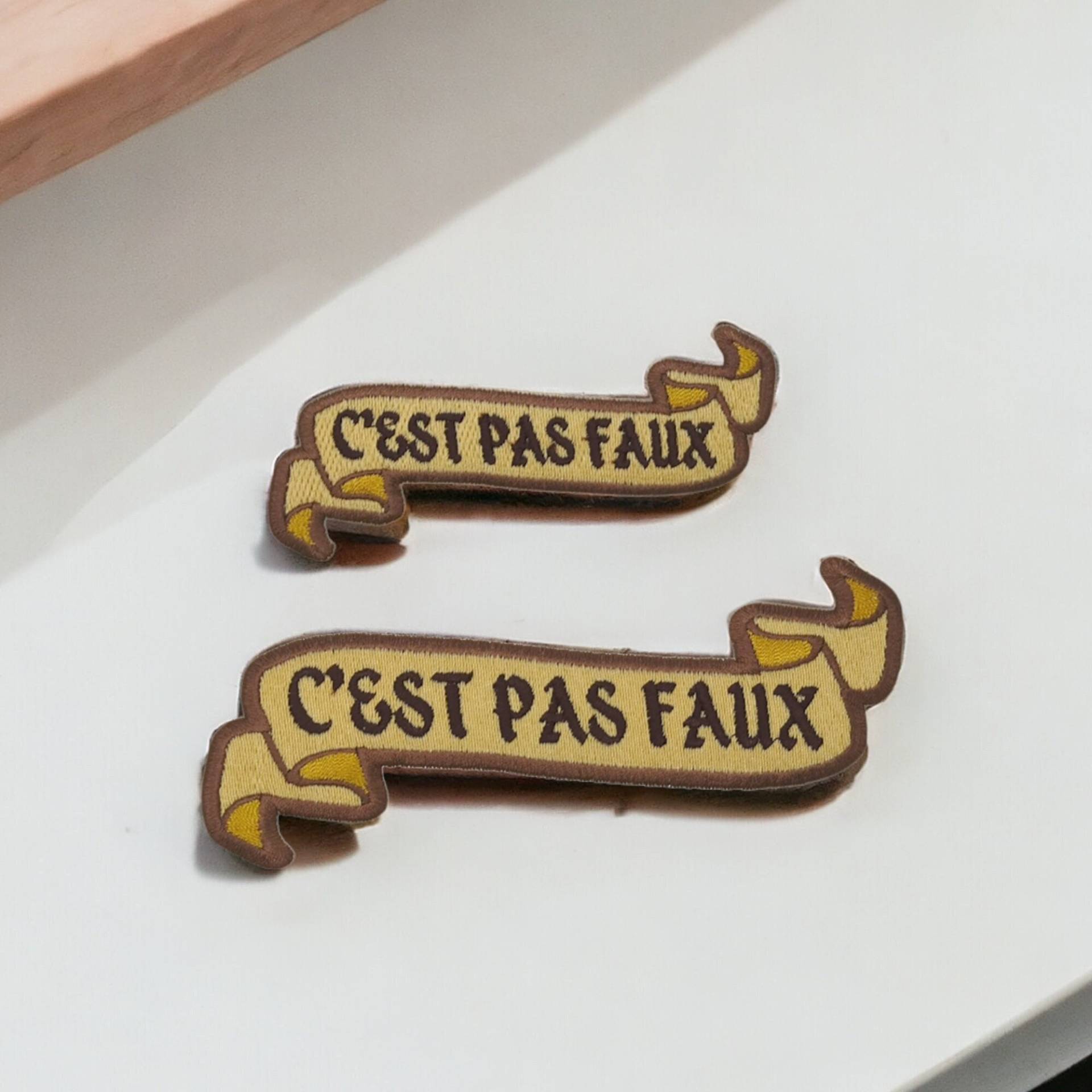Gestickter Aufnäher „It's Not False" - Kaamelott-Fan? Dieser Patch Ist Für Sie 2 Größen Gestickter Aufnäher „It's Not False" - Kaamelott-Fan? Dieser Patch Ist Für Sie 2 Größen von SaperlipopetteByLena