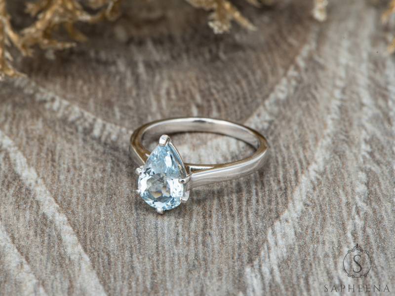 1.25 Ct Natürlicher Aquamarin Solitär-Verlobungsring Im Tropfenschliff Aus Massivem Gold Oder Platin von Sapheena