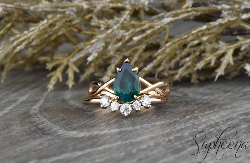 1.25 Ct Pear Cut Grün Smaragd Verlobungsring Set, Gebogenes Diamant Band, Twisted Schaft Solid Gold Brautring, Jubiläumsgeschenk von Sapheena