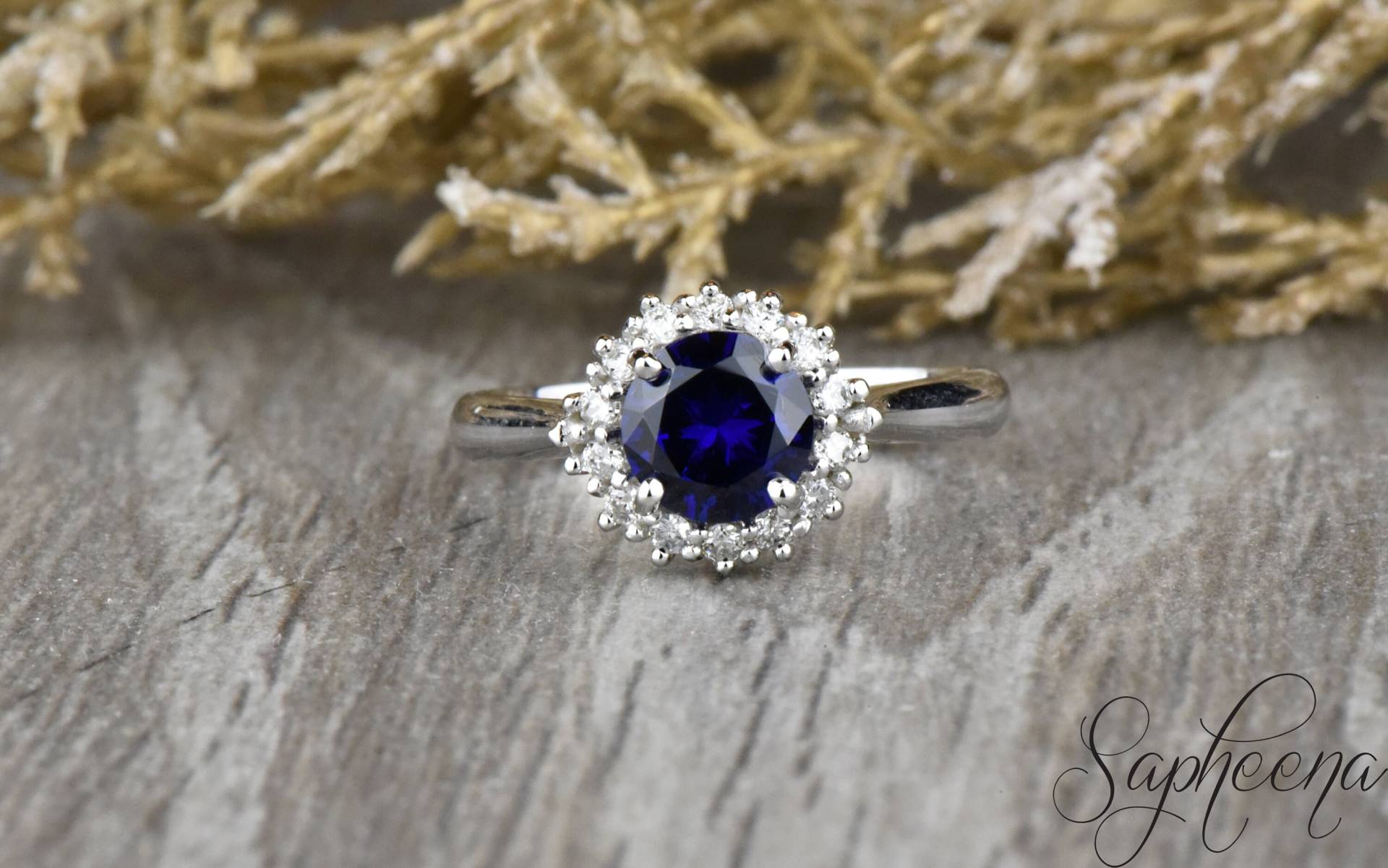 1.45 Ct Blauer Saphir Halo Verlobungsring, Diamant Akzente in Massivgold, Rundschliff Vintage Inspirierter Brautschmuck, September Geburtsstein von Sapheena