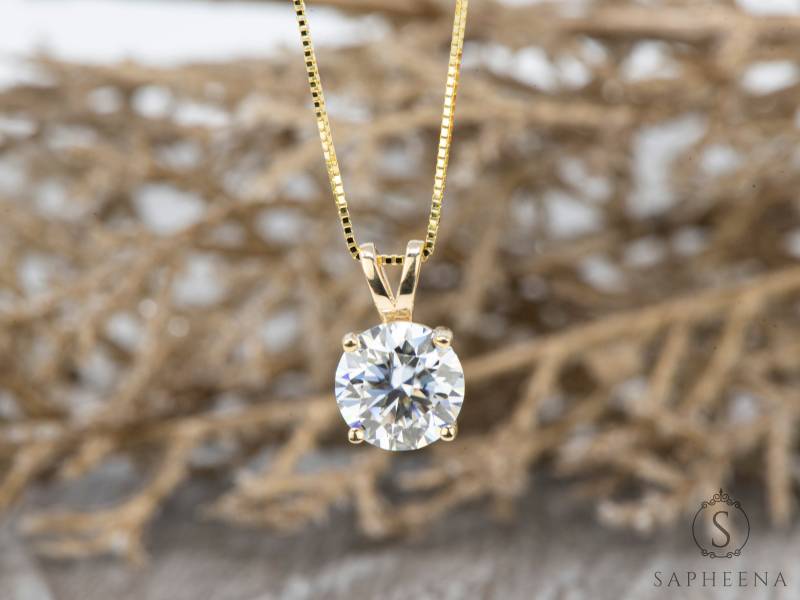 2 Ct Rundschliff Moissanit Anhänger Halskette, 10K/14K Massivgold, 16 " - 18" Zoll Zarte Box Kette Gold, Solitär Anhänger, Goldhalskette 2 Ct Rundschliff Moissanit Anhänger Halskette, 10K/14K Massivgold, 16 " - 18" Zoll Zarte Box Kette Gold, Solitär Anhänger, Goldhalskette von Sapheena