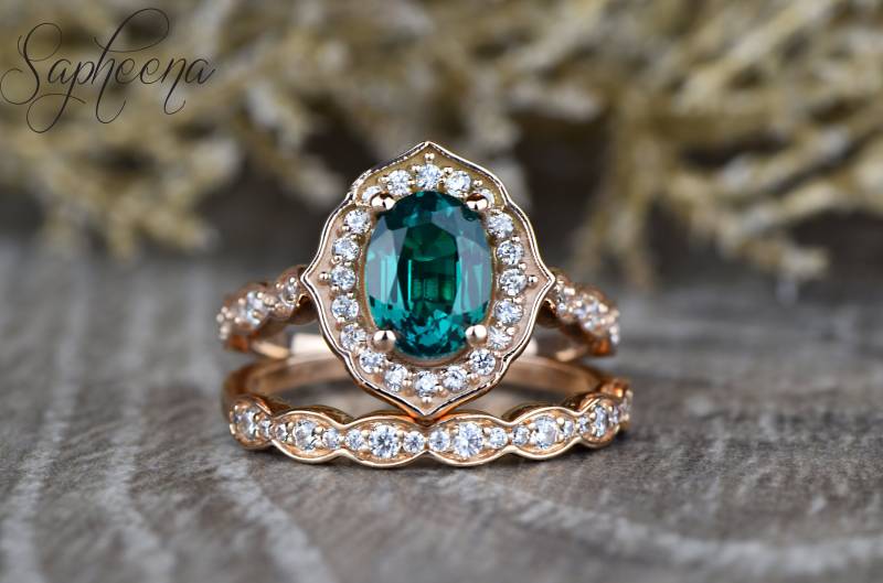 Art Deco Oval Cut Chatham Grüner Smaragd Braut Set, Moissanite Halo Blumen Ehering, Vintage Solid Gold Hochzeitsset, Mai Birthstone von Sapheena