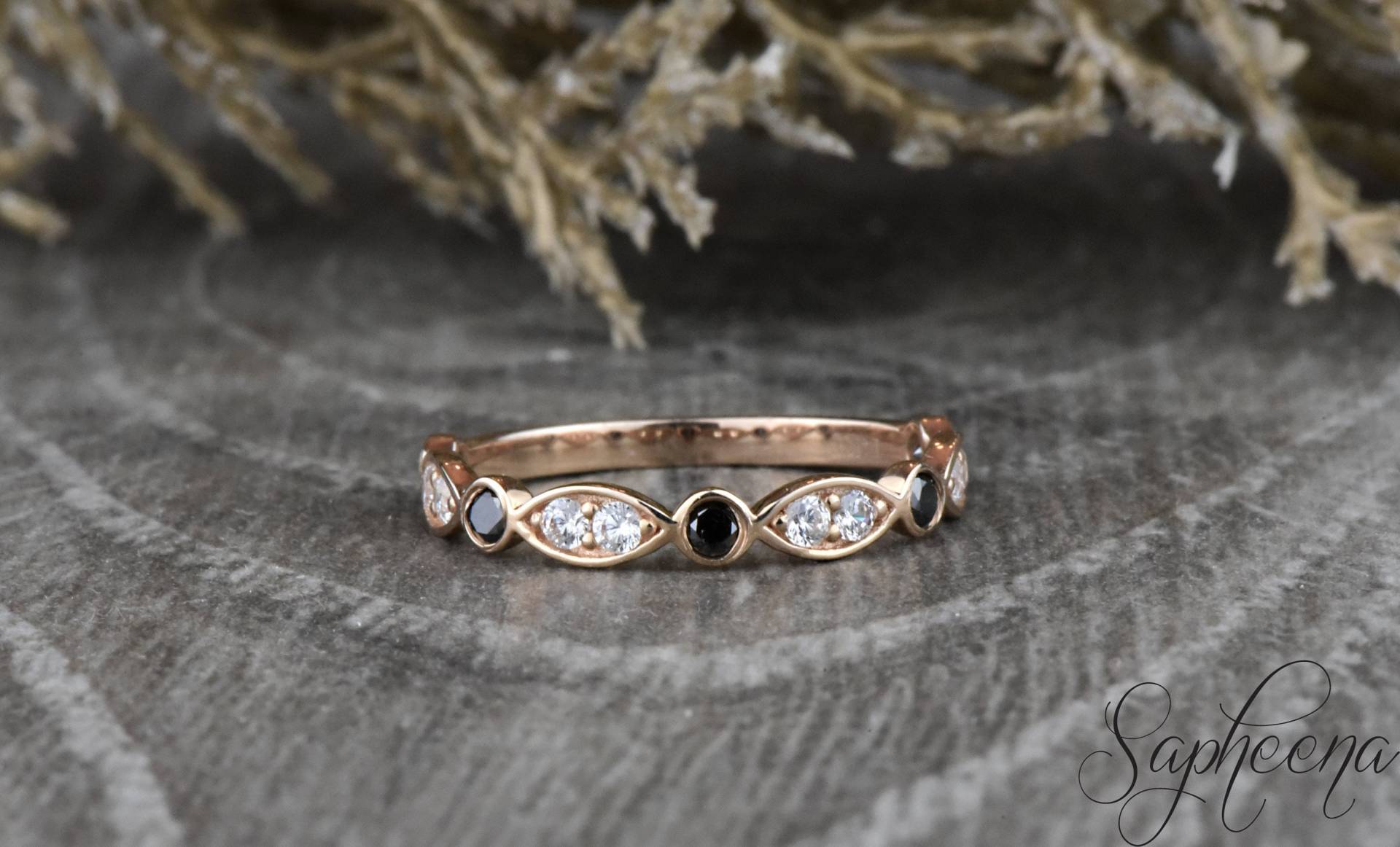 Art-Deco-Schwarz-Weiß-Moissanite Ehering, Ausgebogter Zierlicher Solid Gold Diamant Stacking Band, Jubiläumsband Für Sie von Sapheena