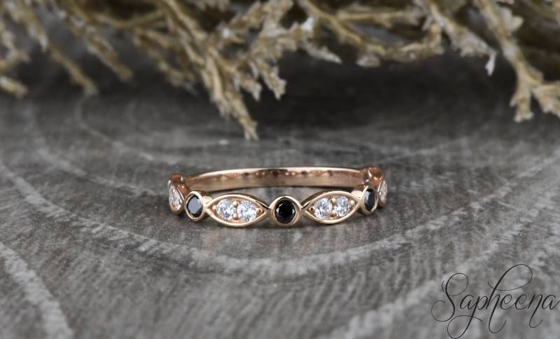 Art-Deco-Schwarz-Weiß-Moissanite Ehering, Ausgebogter Zierlicher Solid Gold Diamant Stacking Band, Jubiläumsband Für Sie von Sapheena