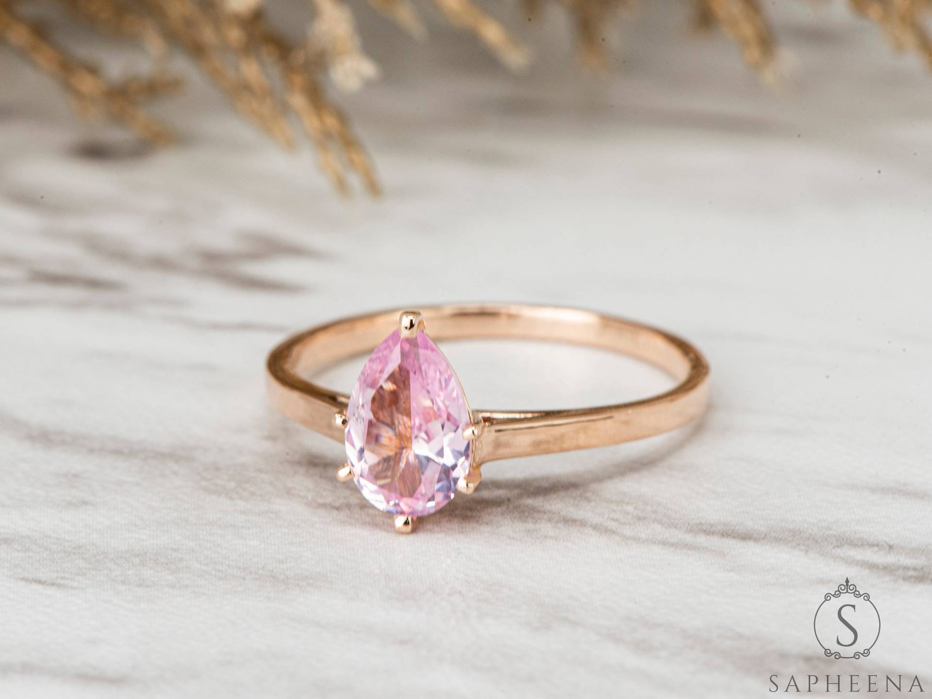Birne Saphir Solitär Ring, Pfirsich Verlobungsring, Rosegold 9x6mm Ehering, Jubiläumsring Von Sapheena Birne Saphir Solitär Ring, Pfirsich Verlobungsring, Rosegold 9x6mm Ehering, Jubiläumsring Von Sapheena von Sapheena