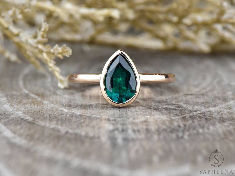 Birnenschliff Grüner Smaragd Ring Lünette Set Solitaire Niedriges Profil Goldring von Sapheena