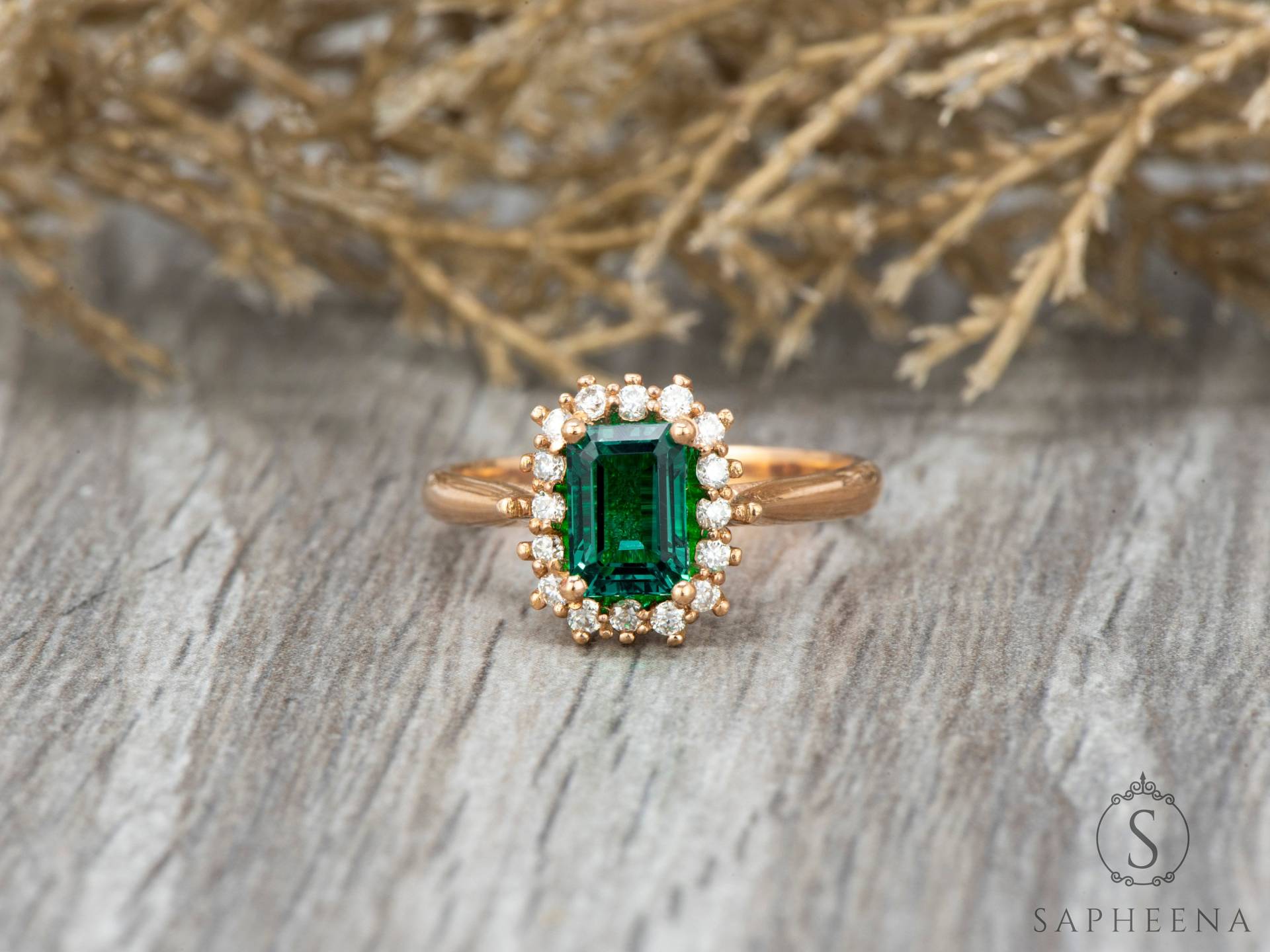 Grüner Halo-Verlobungsring Im Smaragdschliff Diamantakzent Massivgold Oder Platin von Sapheena