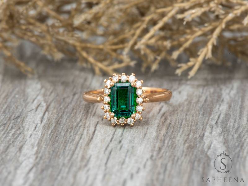 Grüner Halo-Verlobungsring Im Smaragdschliff Diamantakzent Massivgold Oder Platin von Sapheena