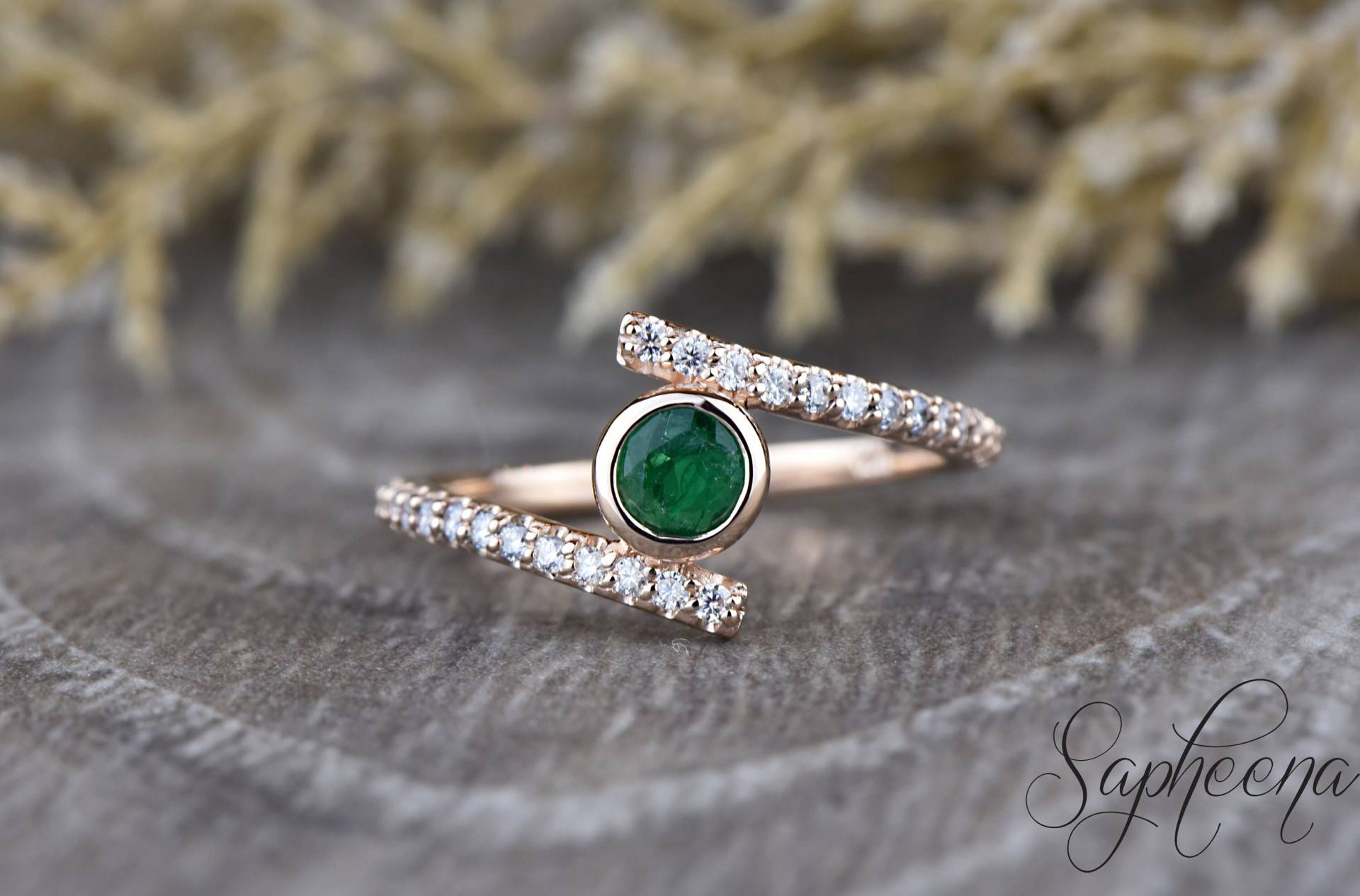 Grüner Smaragd Lünette Verlobungsring , Runde Geschnittene Grüne Ehering Moissanit Halbe Ewigkeit Brautring, Cocktailring Grüner Smaragd Lünette Verlobungsring , Runde Geschnittene Grüne Ehering Moissanit Halbe Ewigkeit Brautring, Cocktailring von Sapheena