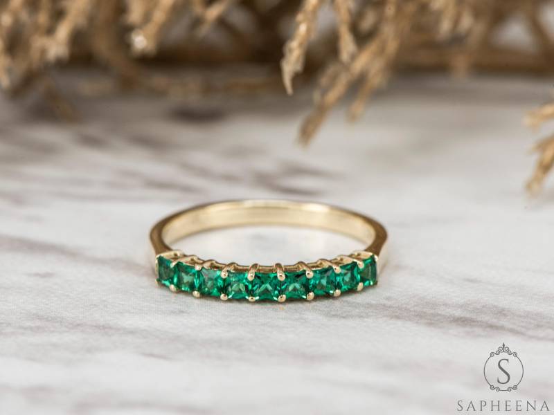 Halbe Ewigkeit Princess Cut Grüner Smaragd Ehering, Stapelring, Mai Geburtsstein Brautring, Jubiläumsring Aus Massivgold von Sapheena