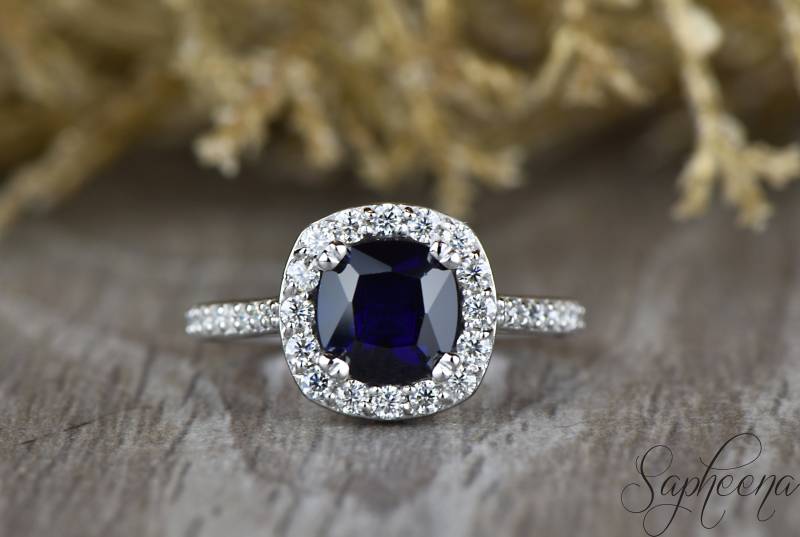 Kissenschliff Chatham Blauer Saphir Verlobungsring, Moissanit Halo Ehering, Kissen Brautring Diamant Pave Goldring Kissenschliff Chatham Blauer Saphir Verlobungsring, Moissanit Halo Ehering, Kissen Brautring Diamant Pave Goldring von Sapheena