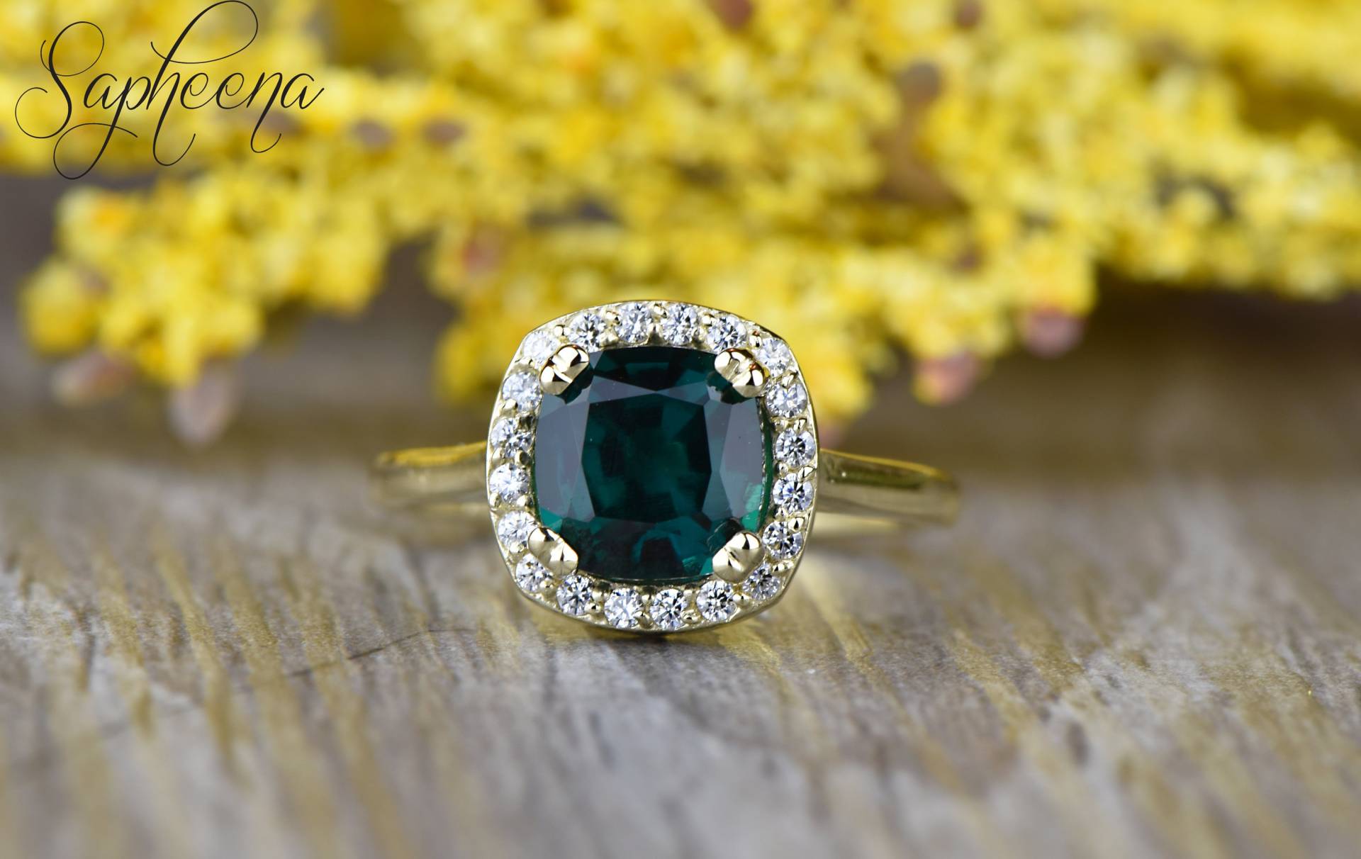 Kissenschliff Grüner Smaragd Halo Ring, Lab-Grown Oder Chatham Smaragd, Massivgold, Zierliche Verlobungsring, Vintage-Schmuck von Sapheena