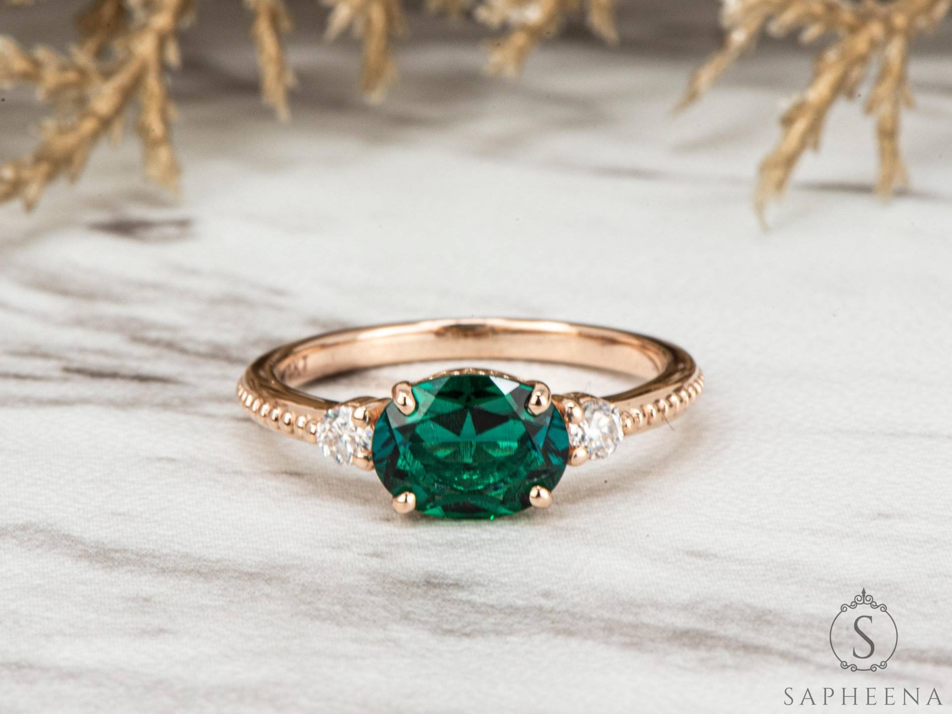 Oval Grün Smaragd Drei-stein-Ring Massiv Gold Oder Platin Diamant Akzent von Sapheena