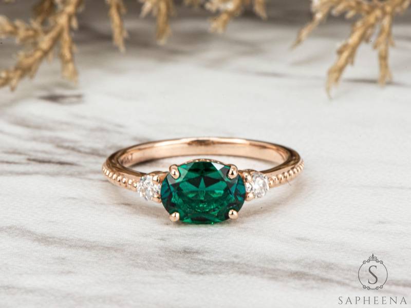 Oval Grün Smaragd Drei-stein-Ring Massiv Gold Oder Platin Diamant Akzent von Sapheena