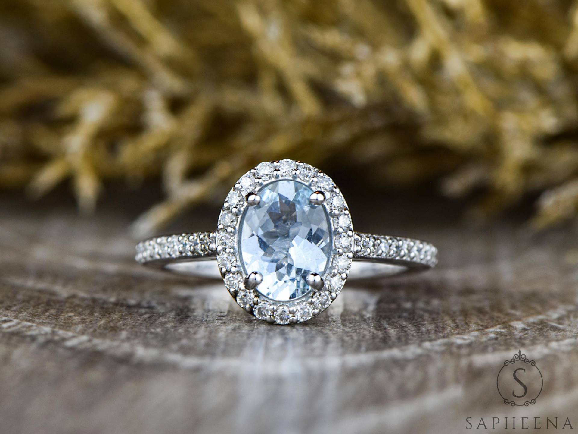 Ovaler Aquamarin Halo Ring in Gold Oder Platin, 8 X 6 Mm Aaa Edelstein Mit Moissanit Diamant Seitensteine, Individueller Verlobungsring von Sapheena