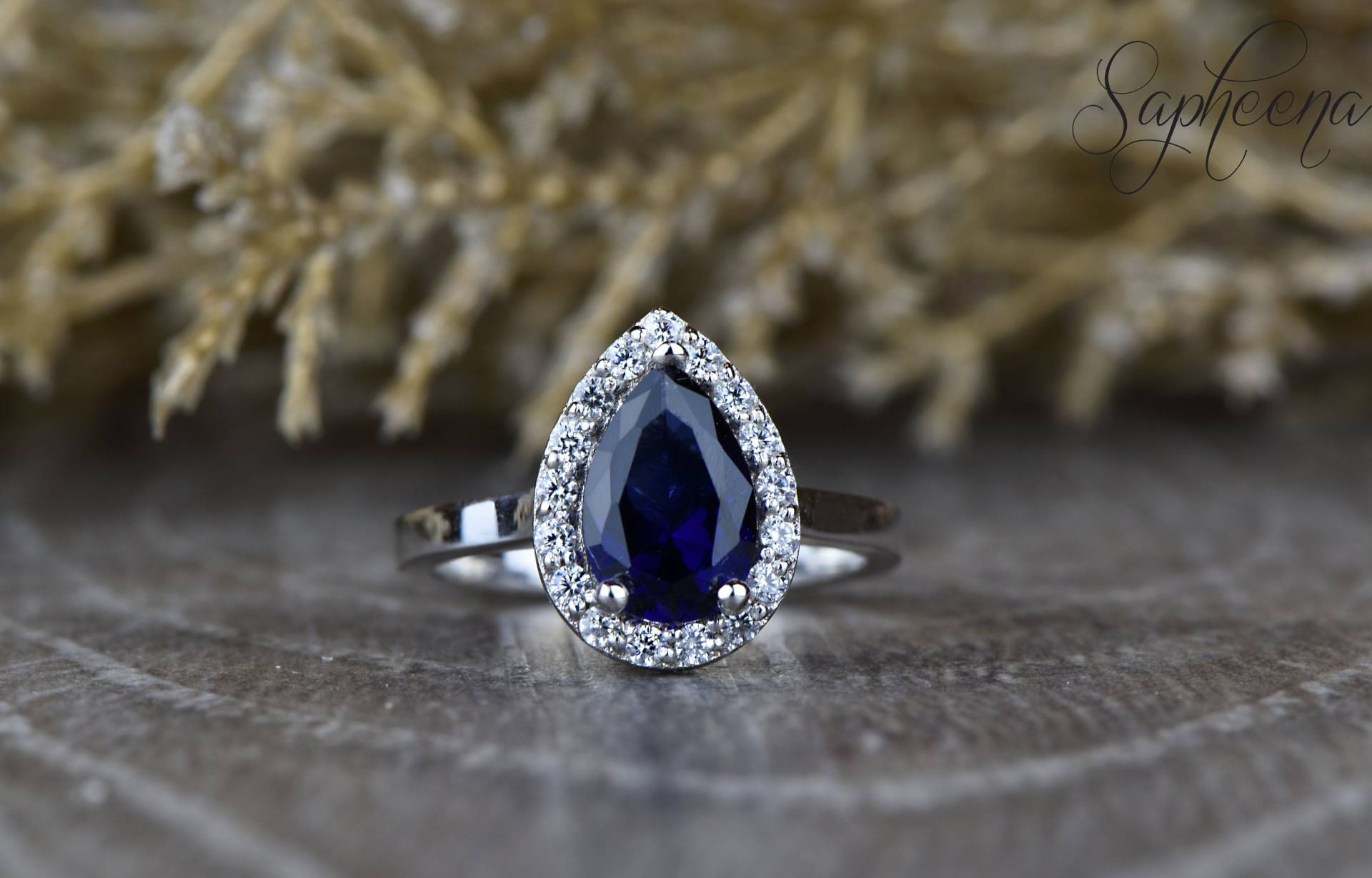 Pear Cut Chatham Blauer Saphir Verlobungsring, Moissanite Halo Ehering, Träne Brautring, Vintage Solid Gold 14K/18K Ring Pear Cut Chatham Blauer Saphir Verlobungsring, Moissanite Halo Ehering, Träne Brautring, Vintage Solid Gold 14K/18K Ring von Sapheena