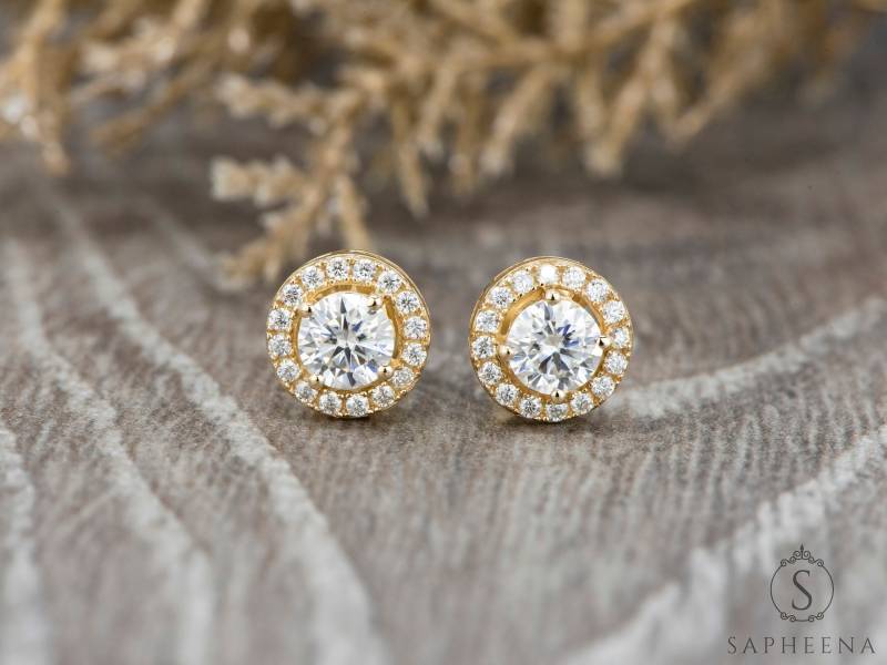 Runde Diamant Halo Ohrstecker, Moissanit 14K Gold Ohrstecker Mit Schraubverschluss, Feingold Ohrringe, Minimal Modern Brautschmuck Runde Diamant Halo Ohrstecker, Moissanit 14K Gold Ohrstecker Mit Schraubverschluss, Feingold Ohrringe, Minimal Modern Brautschmuck von Sapheena
