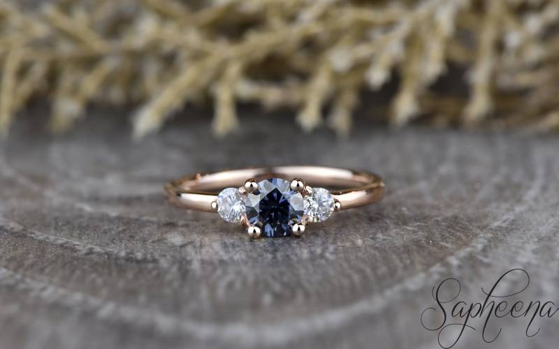 Runder Moissanite Verlobungsring, Drei Stein Ehering, Grauer Brautring, Solid Gold 14K/18K Ehering von Sapheena