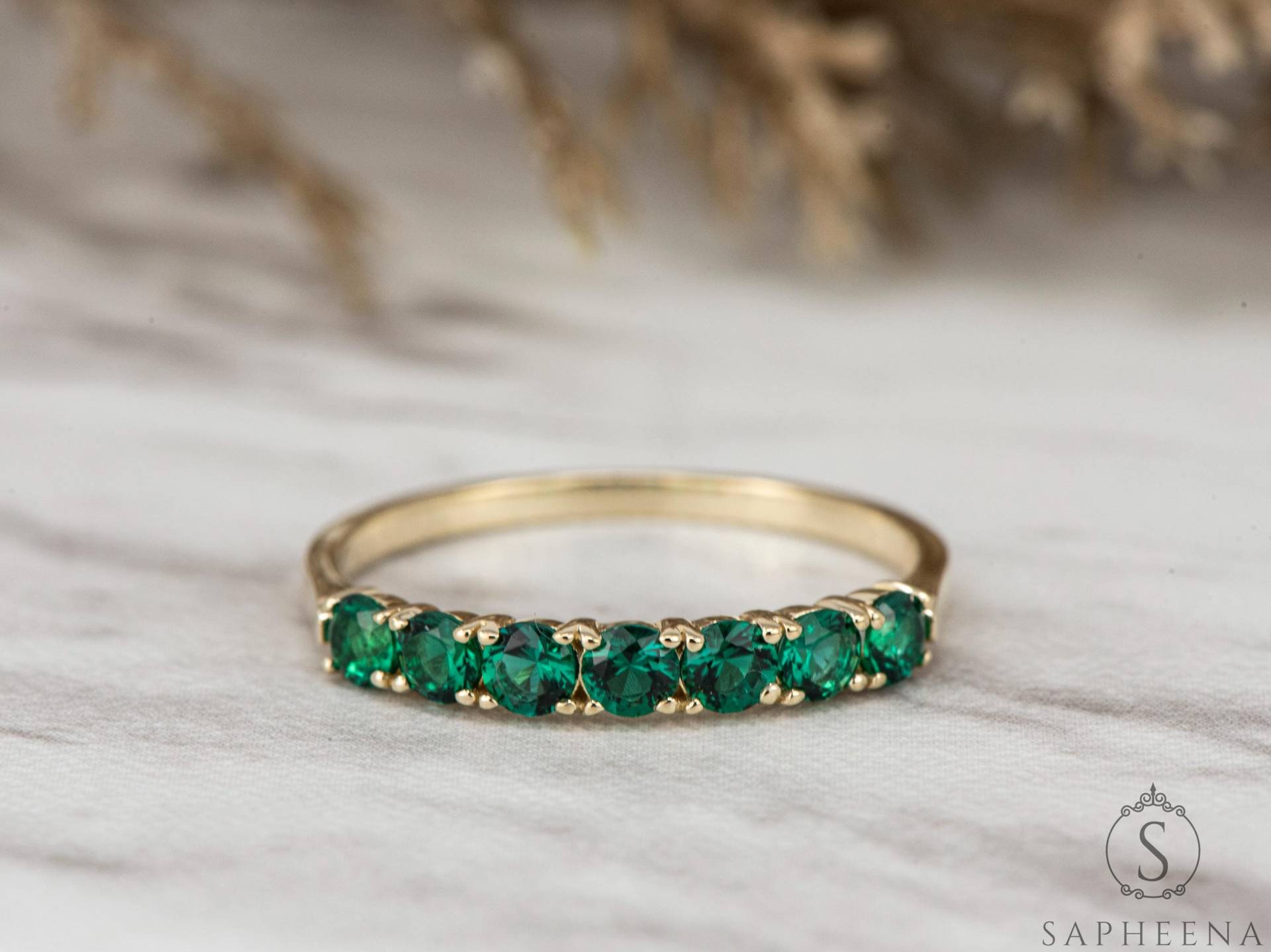 Smaragd Hochzeit Band, Runder Grüner Ring, 7 Steine Rosegold Jubiläumsring, Mai Birthstone Brautring Von Sapheena von Sapheena