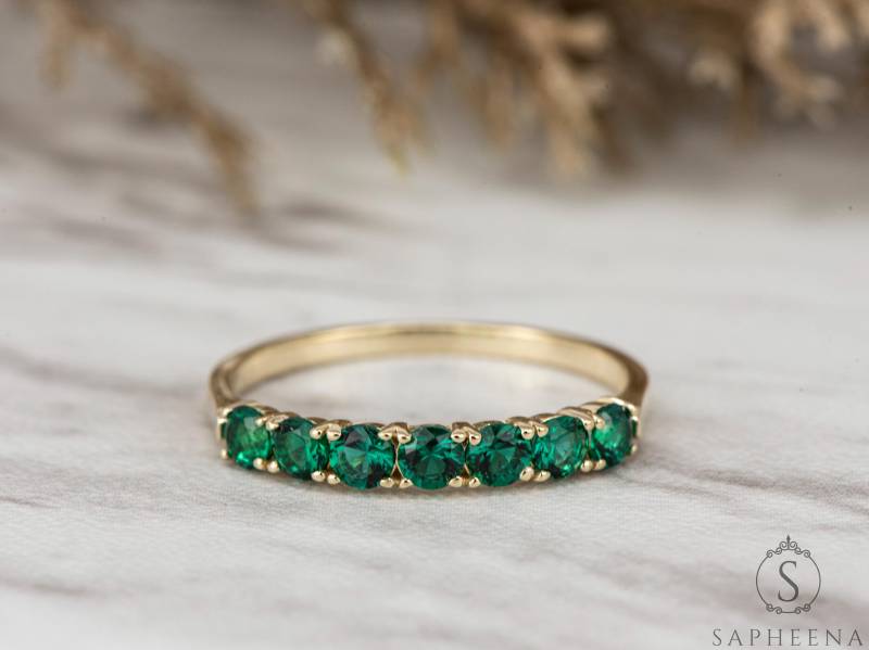 Smaragd Hochzeit Band, Runder Grüner Ring, 7 Steine Rosegold Jubiläumsring, Mai Birthstone Brautring Von Sapheena von Sapheena