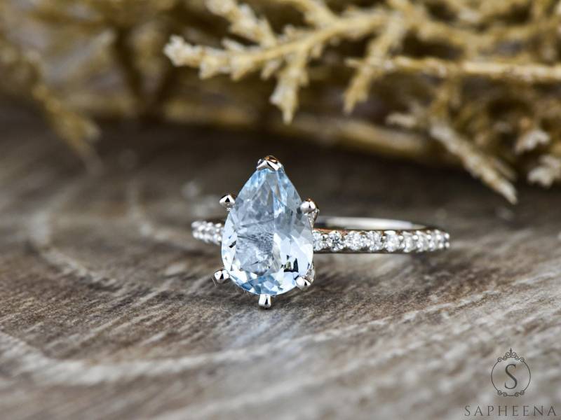 Solitär Aquamarin Verlobungsring, Solid Gold Platinum Mit Diamant Sidestones, März Geburtsstein Ring, Eleganter Hochzeitsschmuck Solitär Aquamarin Verlobungsring, Solid Gold Platinum Mit Diamant Sidestones, März Geburtsstein Ring, Eleganter Hochzeitsschmuck von Sapheena