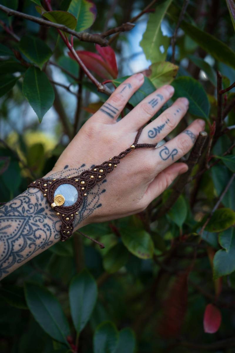 Moonstone Macrame Bracelet - Boho Healing Crystal Adjustable Gemstone Jewelry Handmade Gift For Her von SaphirasArtShop