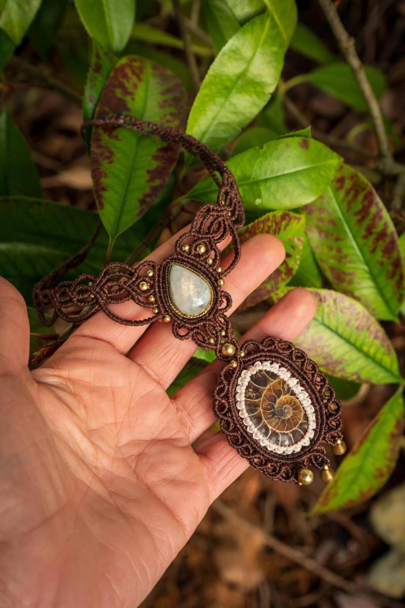 Moonstone & Ammonite Necklace Boho Macrame Pendant Spiritual Healing Jewelry Handmade Statement Collier Fossil + Crystal von SaphirasArtShop