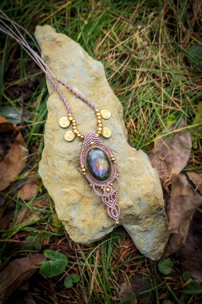 Multiflash Labradorite Necklace Blue Fire Pendant Macrame Jewelry Boho Healing Flashy Gemstone von SaphirasArtShop