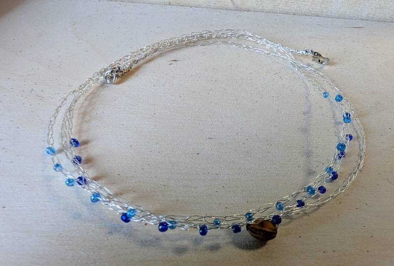 Filigranes Silberdraht-Armband Mit Blauen Glasperlen Und Kirschkern - Handgehäkelt von SaphirasFunkeln