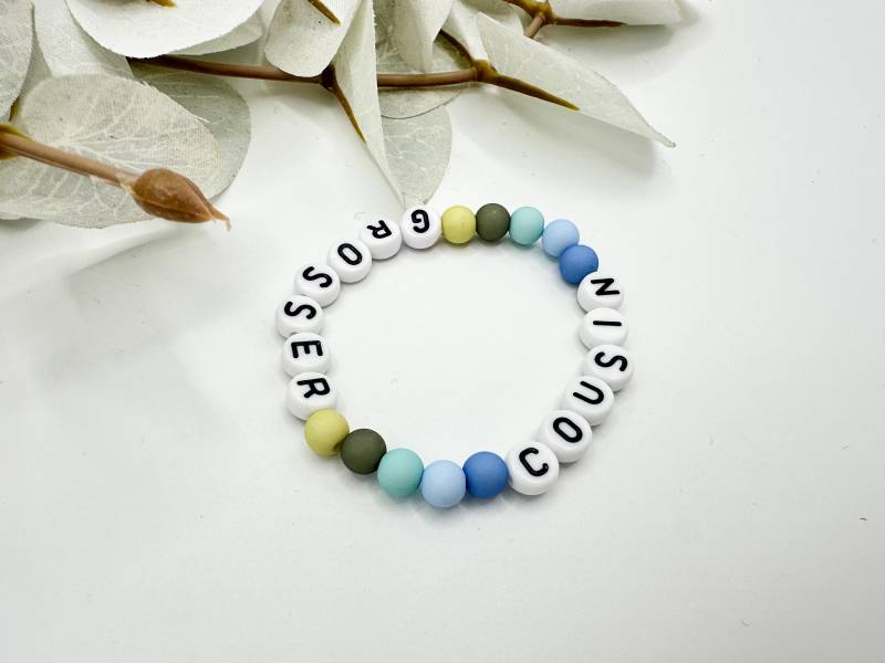 Kinderarmband Großer Cousin Neffe Armband Für Kinder Pastell Geburt Namensarmband Mit Name Perlenarmband von Sapilina