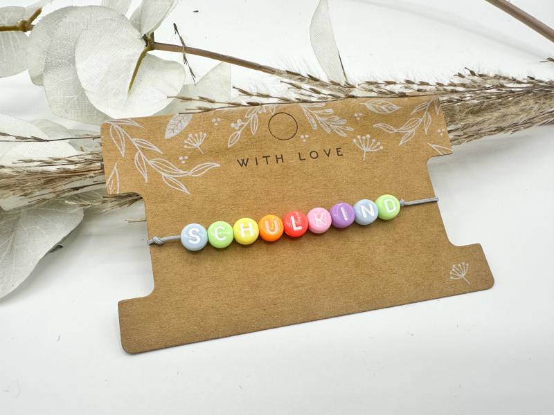 Schulkind Armband Geschenk Einschulung Mädchen Junge Schulanfang Erste Klasse Schultüte Perlenarmband Pastell Regenbogen 2025 von Sapilina