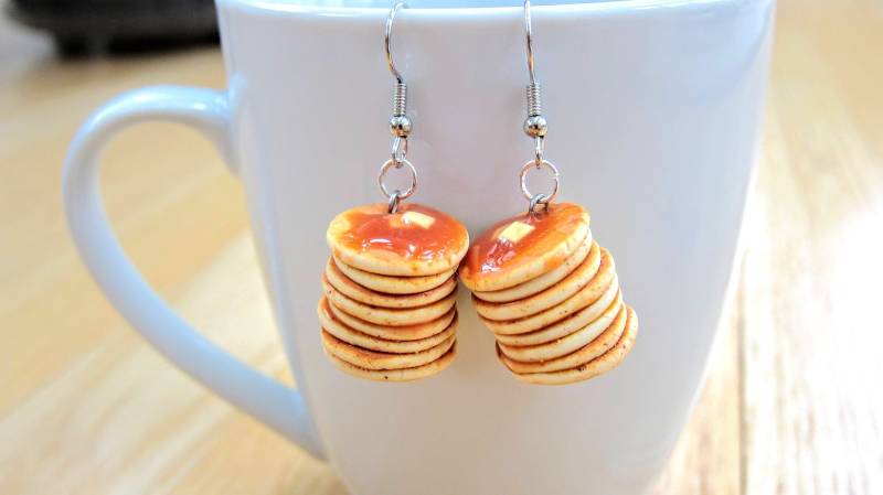 Großer Stapel Pfannkuchen Ohrringe // Polymer Clay Lebensmittel Miniatur Schmuck Frühstück Waffel Ohrhänger Kawaii Kellnerin Teenager Geschenk von SaporitoMinis
