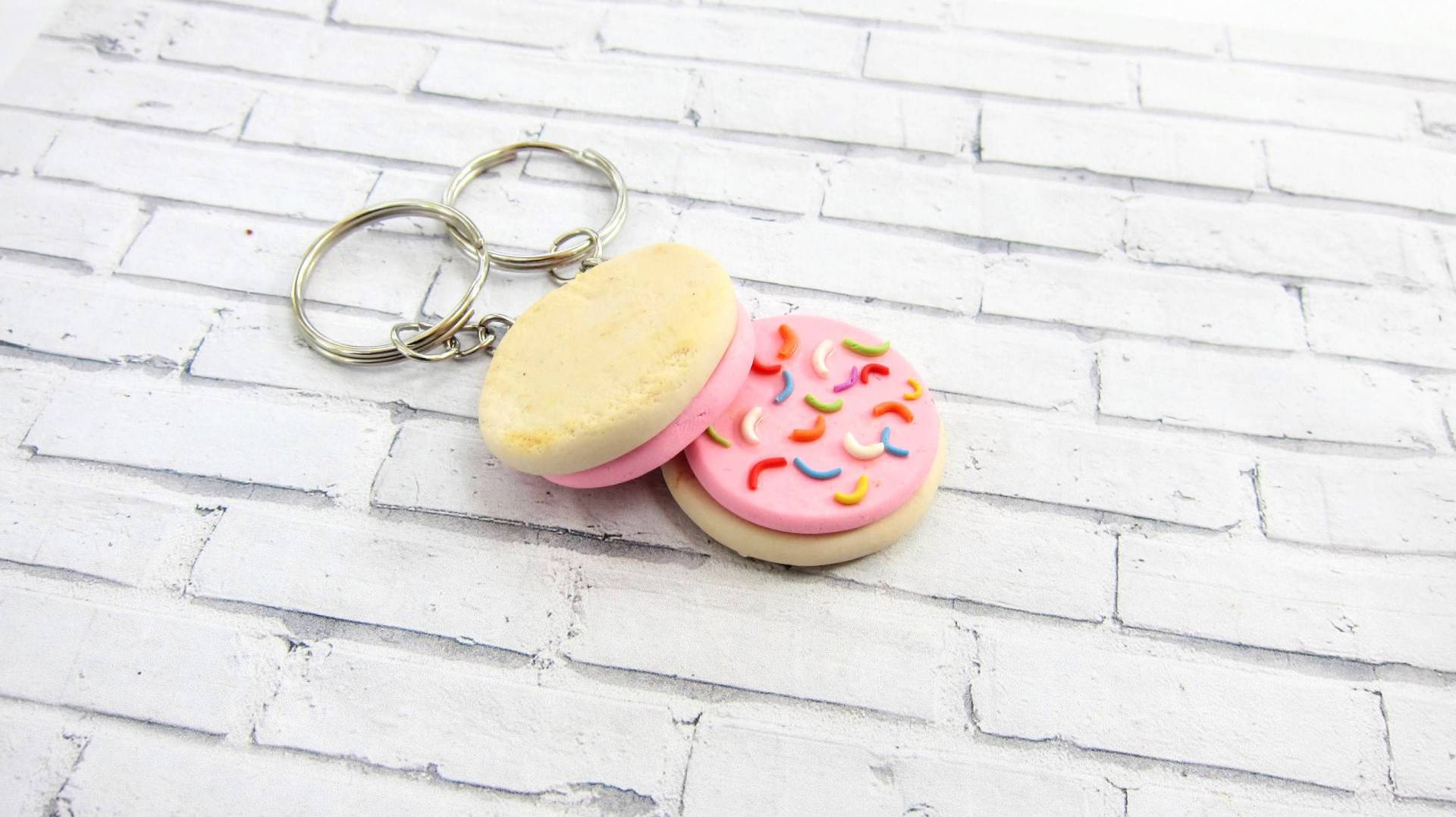 Lofthouse Cookie Schlüsselanhänger // Polymer Clay Food Miniatur Süßigkeit, Schmuck Accessoire, Mini Cabochon, Anhänger Lofthouse Cookie Schlüsselanhänger // Polymer Clay Food Miniatur Süßigkeit, Schmuck Accessoire, Mini Cabochon, Anhänger von SaporitoMinis