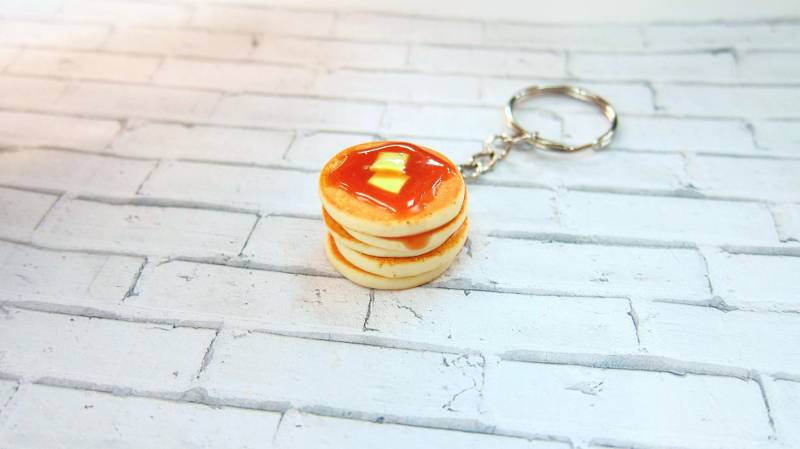 Pfannkuchen Schlüsselanhänger // Polymer Clay Lebensmittel Mini Frühstücks-Essen, Süßes Geschenk Für Kellnerin Foodie von SaporitoMinis
