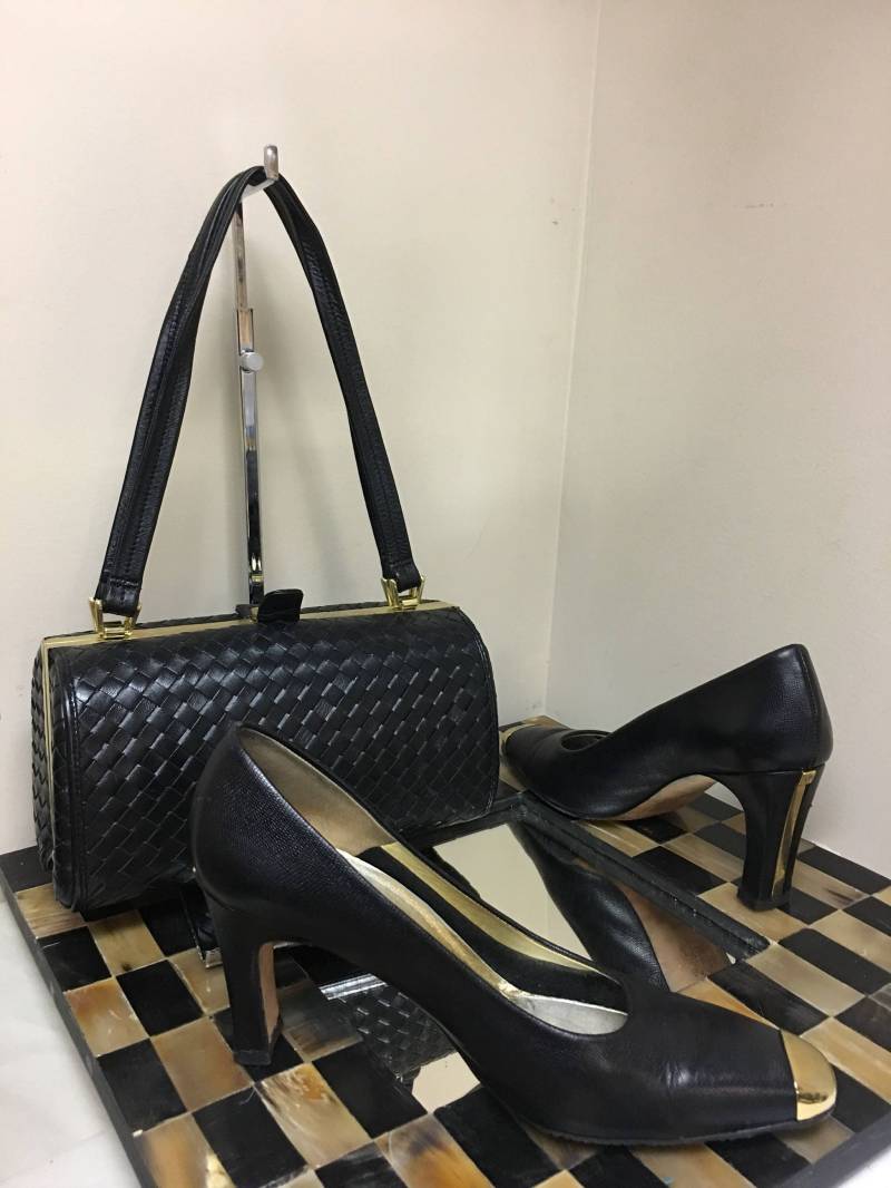 Timothy Hitman Vintage Schwarz Leder & Gold Metall Kappe Zehen 1980Er Jahre High Heels Pumps Gr.8, 5 M Timothy Hitman Vintage Schwarz Leder & Gold Metall Kappe Zehen 1980Er Jahre High Heels Pumps Gr.8, 5 M von SapphireBagLady